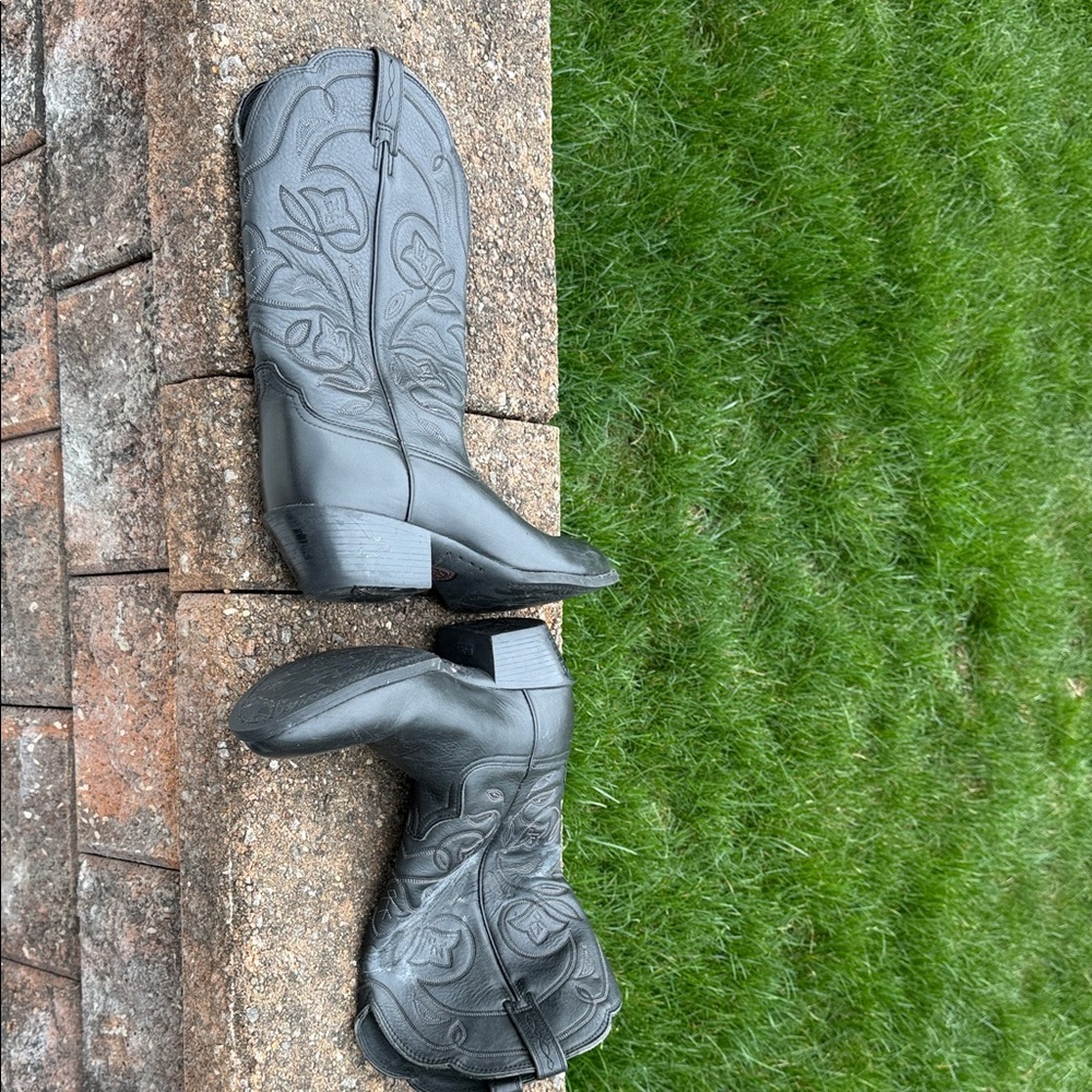 Ariat Black Leather Western Boots with Decorative Stitching